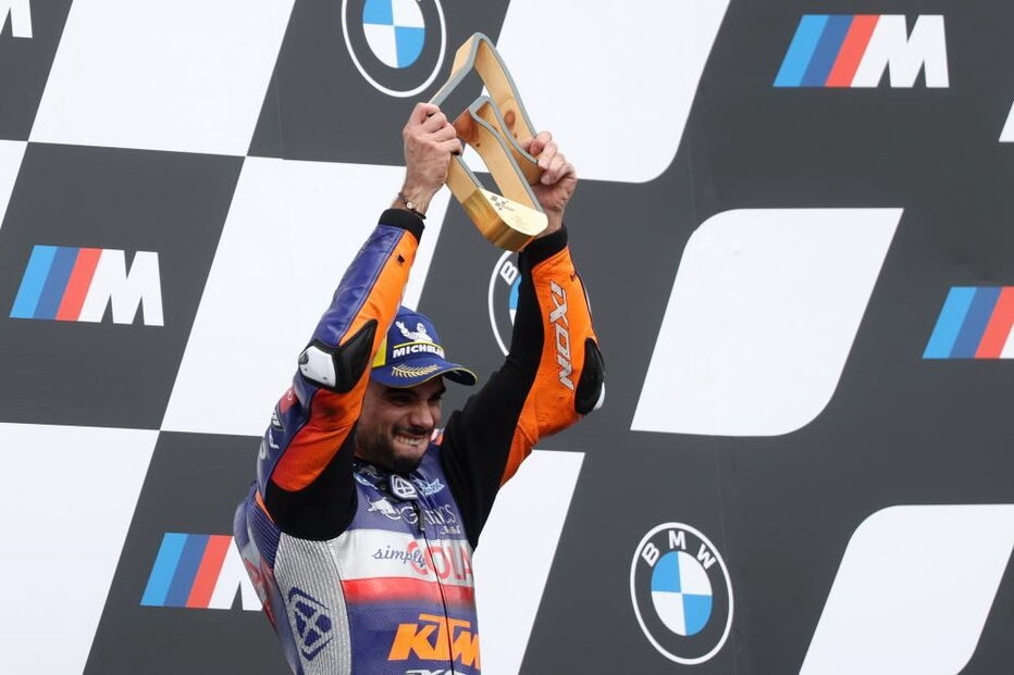 As imagens de emoção e felicidade de Miguel Oliveira na primeira vitória de sempre no MotoGP