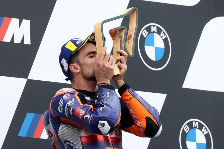 As imagens de emoção e felicidade de Miguel Oliveira na primeira vitória de sempre no MotoGP