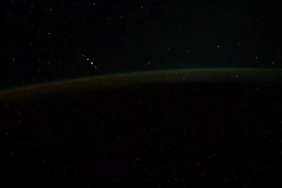 Imagens mostram cinco luzes misteriosas no espaço