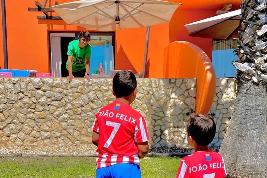 João Félix com alguns fãs