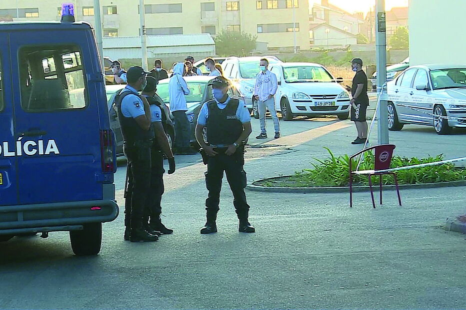 Polícia no local onde homem de 28 anos disparou sobre um pescador. Vítima está a recuperar de situação muito grave  