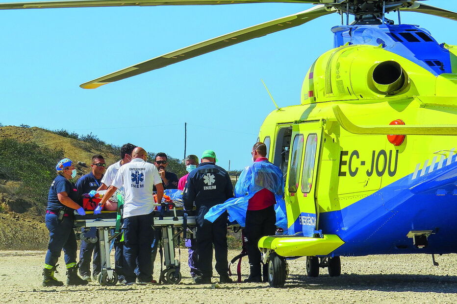 Banhista reanimado na praia do Castelejo, em Vila do Bispo, foi transportado pelo helicóptero do INEM para o hospital 