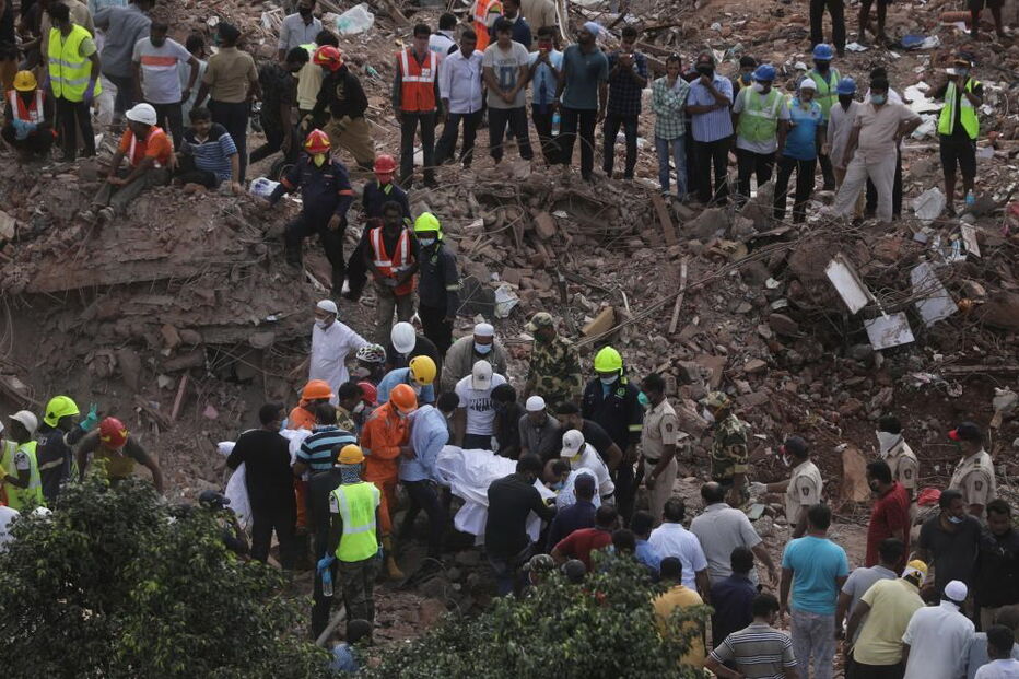 Pelo menos 11 mortos e até 60 desaparecidos em desabamento de prédio na Índia