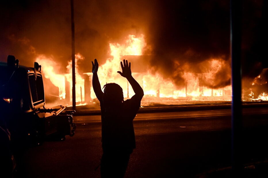 Manifestantes incendiaram dezenas de edifícios e viaturas na cidade de Kenosha 