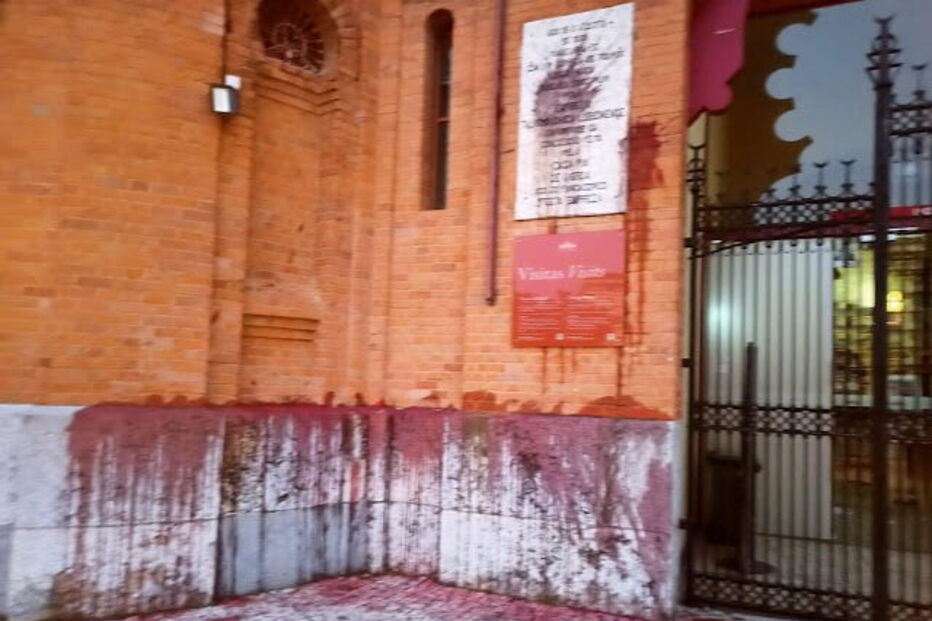 Fachada da Praça de Touros do Campo Pequeno em Lisboa vandalizada