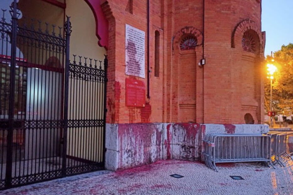 Fachada da Praça de Touros do Campo Pequeno em Lisboa vandalizada