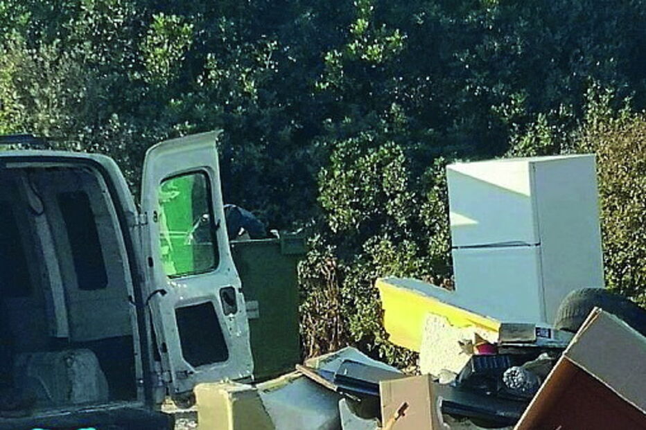 Homem apanhado pela polícia de Olhão a deitar resíduos junto a rotunda 