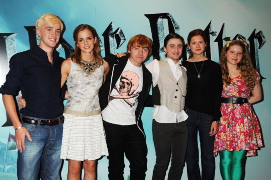 Jessie Cave (última à direita) com Tom Felton, Emma Watson, Rupert Grint, Daniel Radcliffe e Bonnie Wright