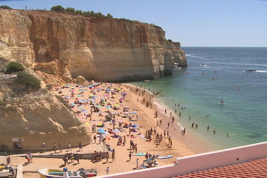 2020-08-28_11_24_15 Praias pequenas lotadas às 10h00 em época balnear.jpg