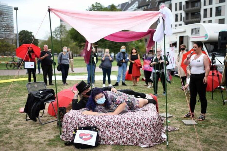 Prostitutas alemãs têm feitos demonstrações das medidas de prevenção da Covid-19 que aplicam no negócio