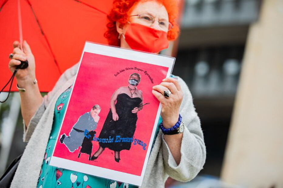 Prostitutas alemãs têm feitos demonstrações das medidas de prevenção da Covid-19 que aplicam no negócio