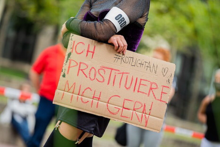 Prostitutas alemãs têm feitos demonstrações das medidas de prevenção da Covid-19 que aplicam no negócio