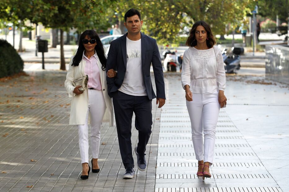 Javier Sánchez Santos (ao centro) com a mãe, a portuguesa Maria Edite Santos (à esq.) e a namorada Chiara (à dir.) numa das muitas deslocações ao tribunal de Valência, 