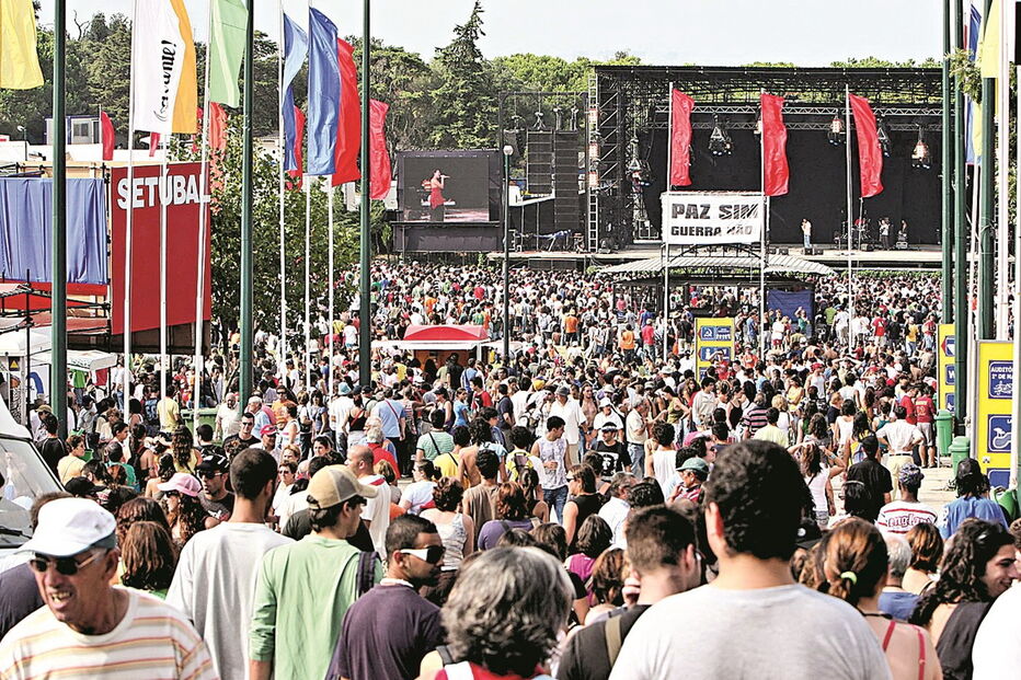 Lotação do evento foi reduzida para um terço mas persistem as preocupações com os riscos de contágio