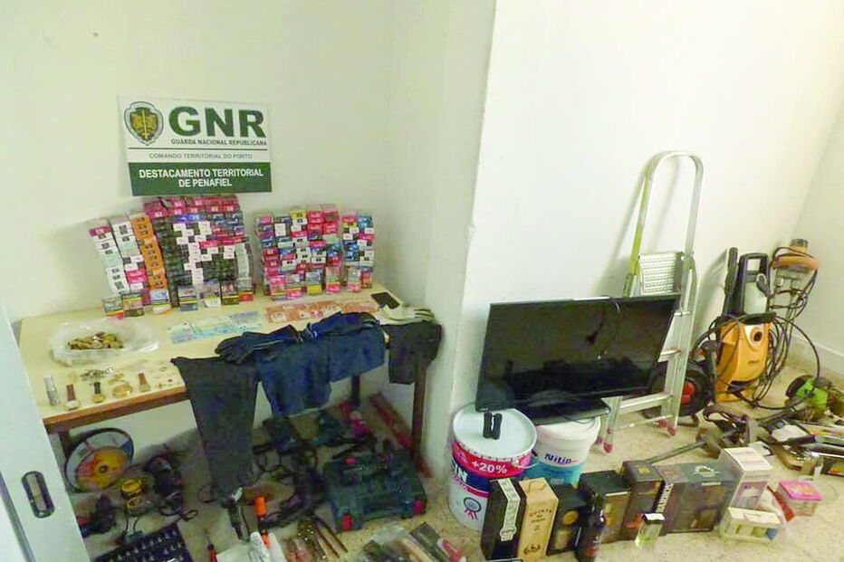 Militares apreenderam aos suspeitos bens furtados e material que era usado para arrombar portas e janelas  