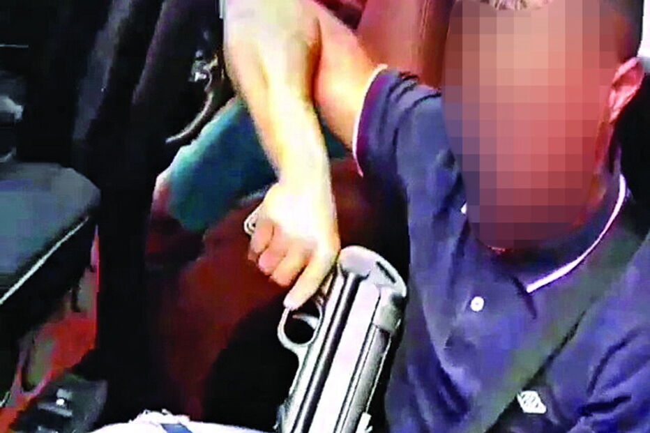 Homem surge sentado num carro a exibir a arma. Autoridades investigam suspeitos que surgem num vídeo 