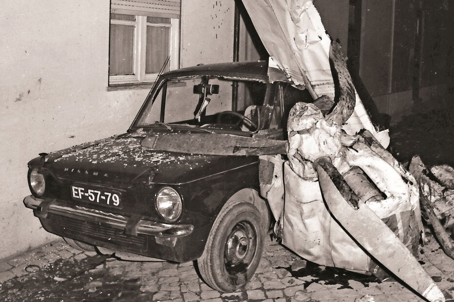 Destroços do Cessna, asa e motor, em cima de um carro, em Camarate