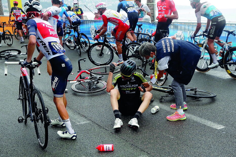 Mau tempo e chuva em Nice deixaram mossa no pelotão do Tour, provocando várias quedas 