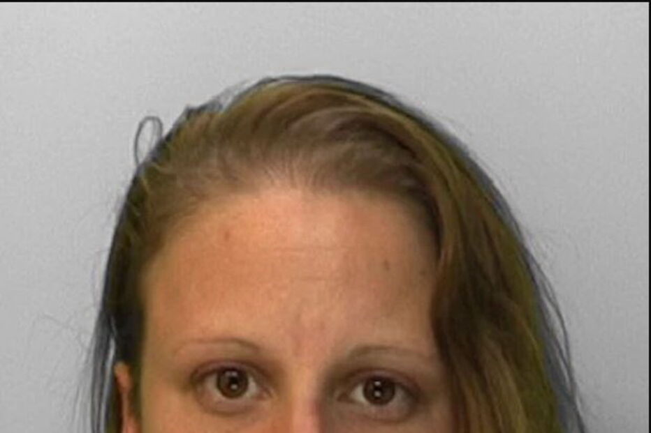 Mulher chama a polícia para situação de violência e começa a tossir para lhes transmitir a Covid-19