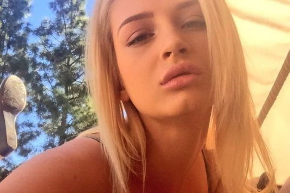 Lauren é conhecida como Aubrey Gold na indústria pornográfica. Fez mais de 30 filmes