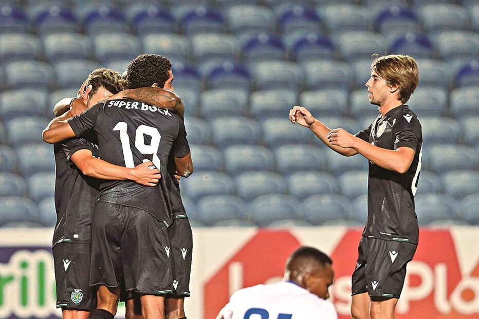 Sportinguistas celebram golo na vitória ante o Belenenses SAD no último jogo de preparação no Algarve  