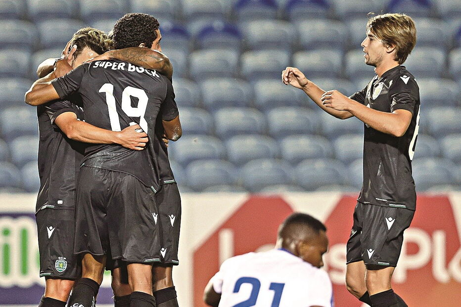 Sportinguistas celebram golo na vitória ante o Belenenses SAD no último jogo de preparação no Algarve  