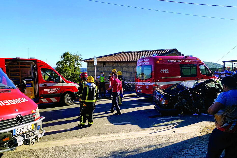 Bombeiros das Taipas socorreram as vítimas no local  