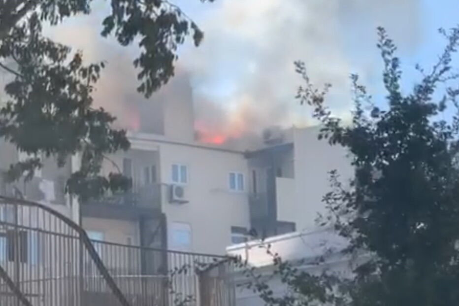 Incêndio deflagra em cobertura de prédio em Lisboa.