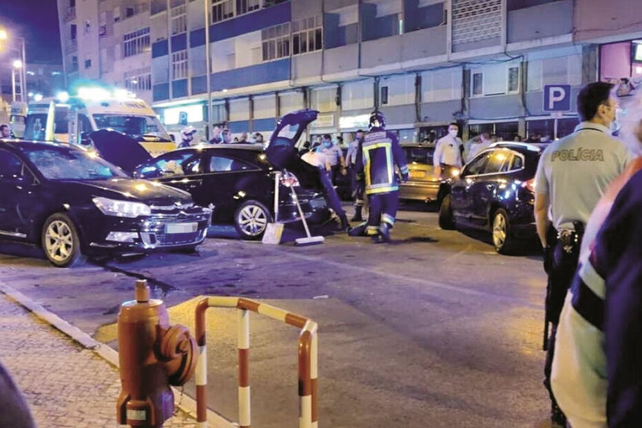 Homem de 25 anos colidiu contra três carros na praça do Brasil, em Setúbal. Acabou detido pela PSP