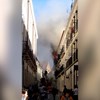 Incêndio está a deflagrar em prédio na rua das Gaivotas