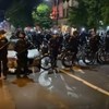 Polícia de bicicleta passa por cima de manifestante durante protesto nos EUA contra sentença no caso Breonna Taylor. Veja as imagens