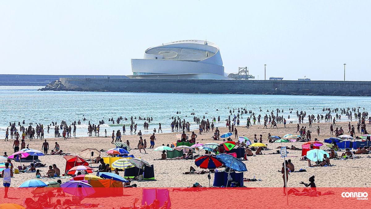 Swimming ban lifted from four out of five Matosinhos beaches