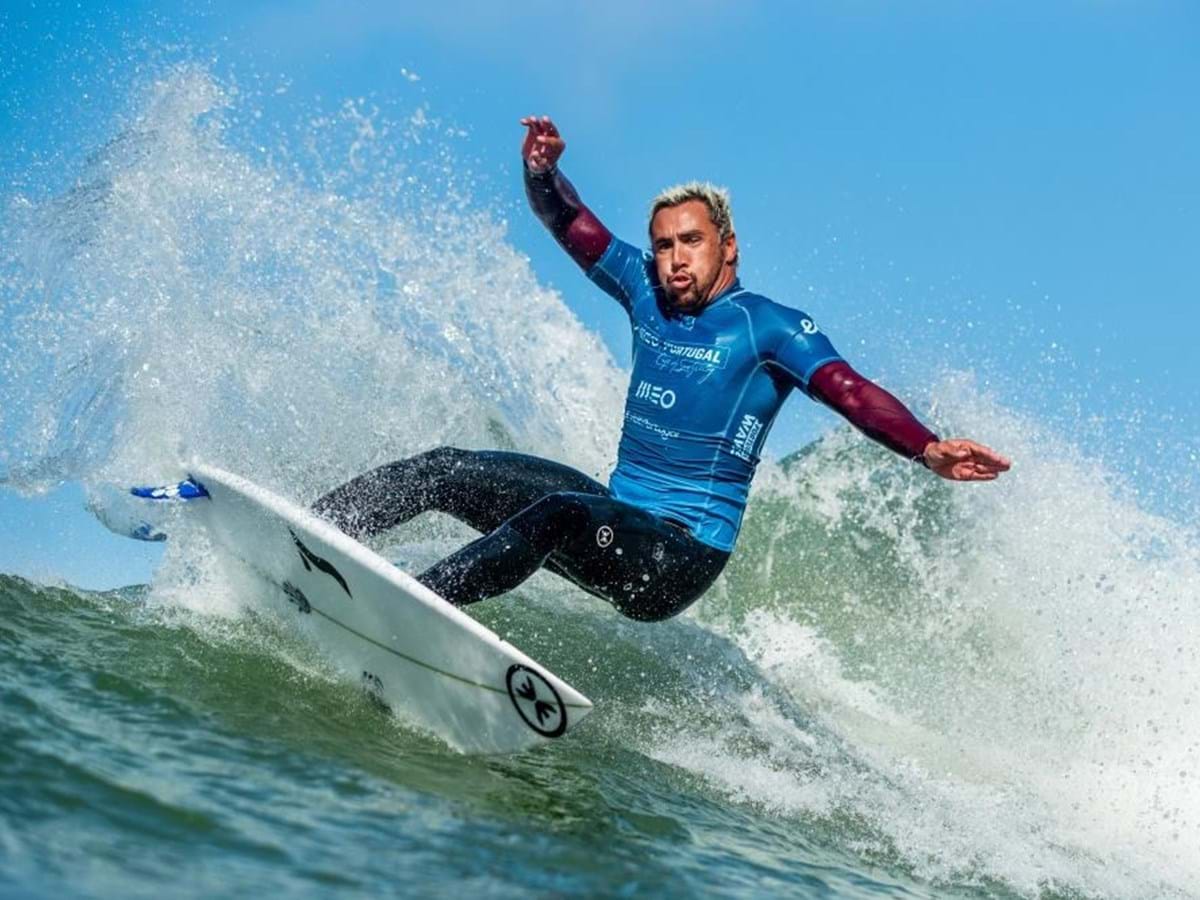 Francisca Veselko tem 18 anos, é campeã nacional de surf e agora