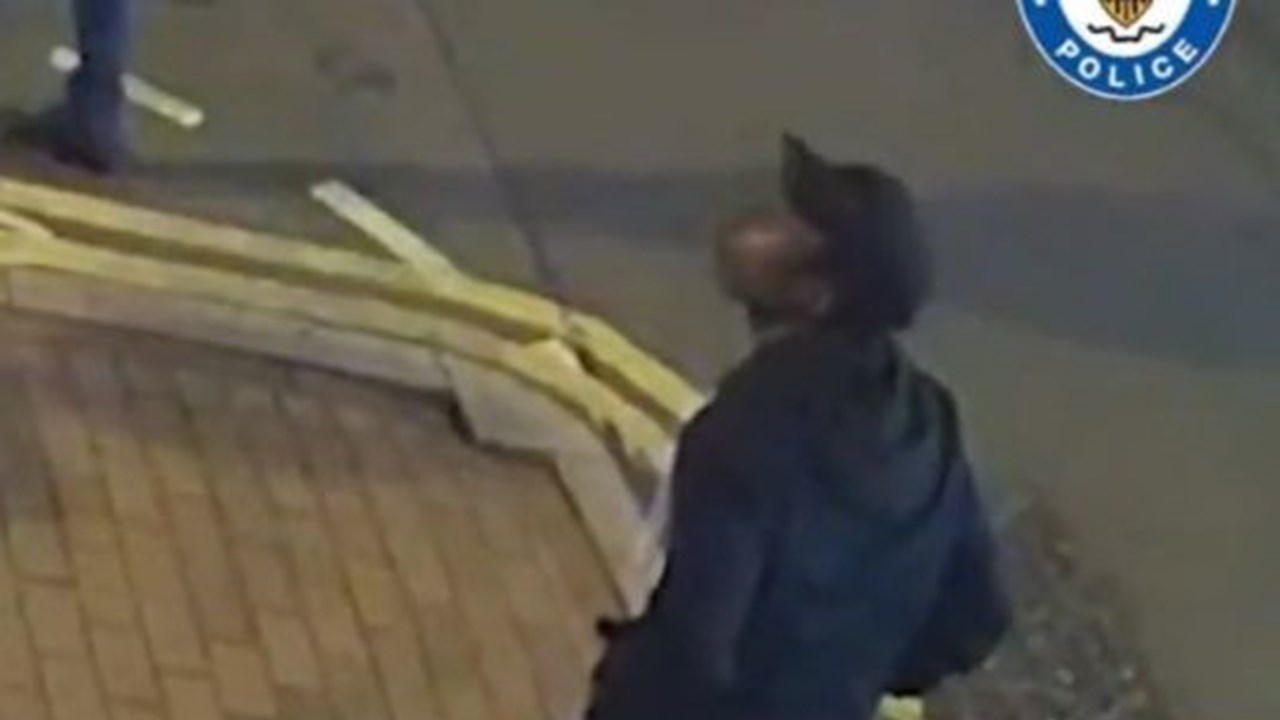 Polícia revela imagens de videovigilância de suspeito de esfaqueamento em Birmingham no Reino Unido - Mundo