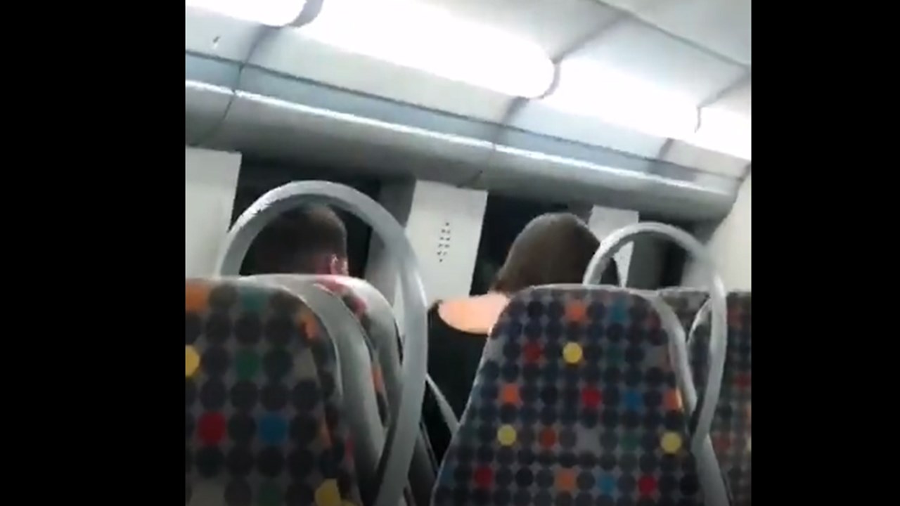 Jovem filmada a fazer sexo em comboio da CP alvo de piada e roubo de perfil - Portugal