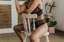 Kelly Bailey escaldante em lingerie