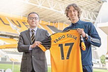 Fábio Silva já foi apresentado em Inglaterra como novo jogador do Wolverhampton