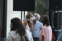 Anna Westerlund na homenagem ao marido confortada por Paulo Dentinho	