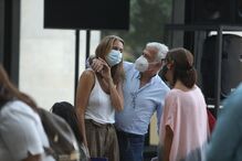 Anna Westerlund na homenagem ao marido confortada por Paulo Dentinho	