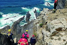 Bombeiros desceram por cordas e prestaram os primeiros socorros