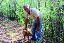 Armando Clemente e a cadela Matreira, que ajudou a localizar o cadáver do homicida de Lalim  