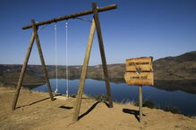 Miradouro de São Lourenço, na freguesia de Felgar, onde a atração principal é um baloiço, Torre de Moncorvo