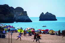 Banhista foi apanhada pela ondulação na praia de Alvor