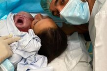 Bruno Fernandes e a mulher dão as boas vindas ao filho