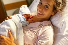 A mulher de Bruno Fernandes, Ana Pinho, com o filho Gonçalo