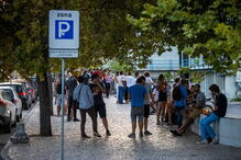 Grupos de jovens reúnem-se ao final da tarde junto à Faculdade de Ciências, na Cidade Universitária de Lisboa