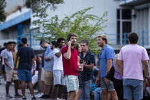 Grupos de jovens reúnem-se ao final da tarde junto à Faculdade de Ciências, na Cidade Universitária de Lisboa