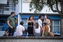 Grupos de jovens reúnem-se ao final da tarde junto à Faculdade de Ciências, na Cidade Universitária de Lisboa