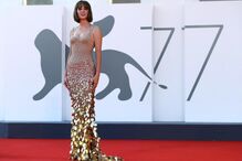 Maya Hawke vestiu Versace