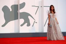 A polaca Weronika Rosati com um vestido de Teresa Rosati 